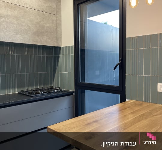 מטבח מודרני עם כיריים ותאורה תלויה